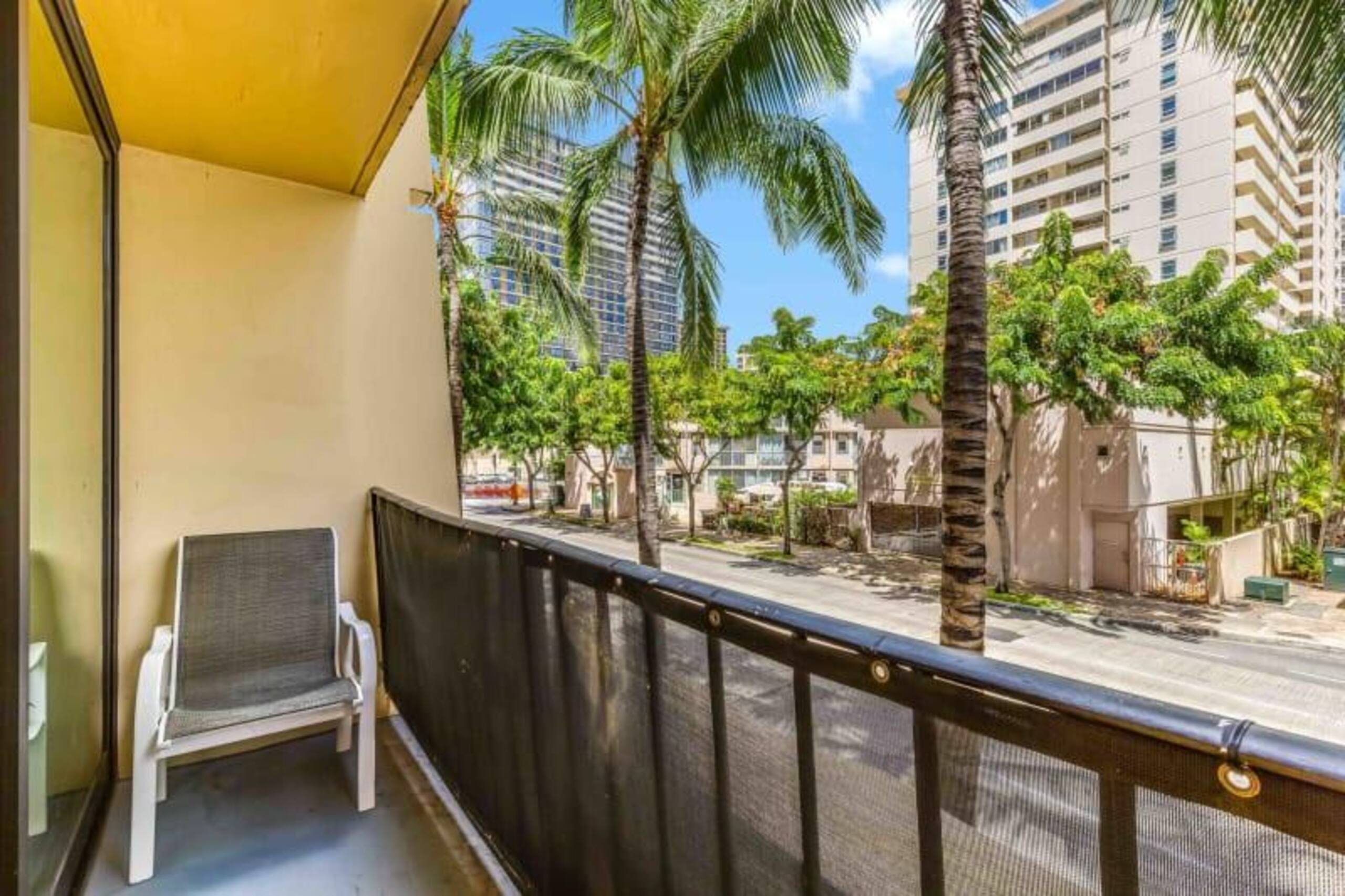 Condo in Honolulu · ★4.25 · Studio · 1 bed · 1 private bath - Image 1