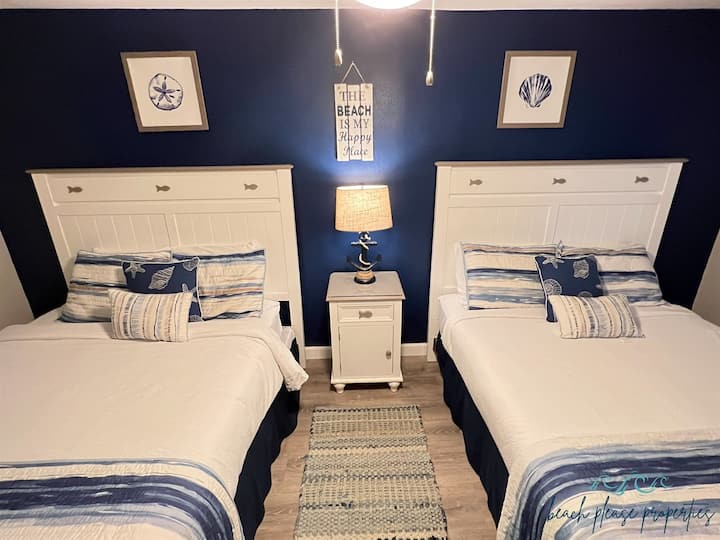 El dormitorio de invitados cuenta con dos camas tamaño matrimonial y TV inteligente de alta definición.