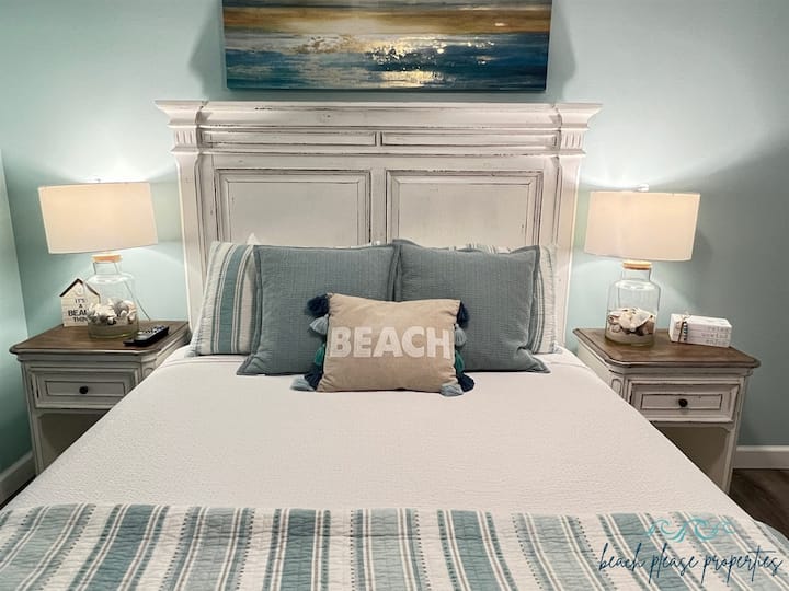 El dormitorio de invitados cuenta con una cama tamaño queen y un televisor inteligente de alta definición