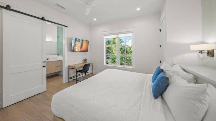 Makuuhuone 2 – King-sviitti (1. oleskelutaso)