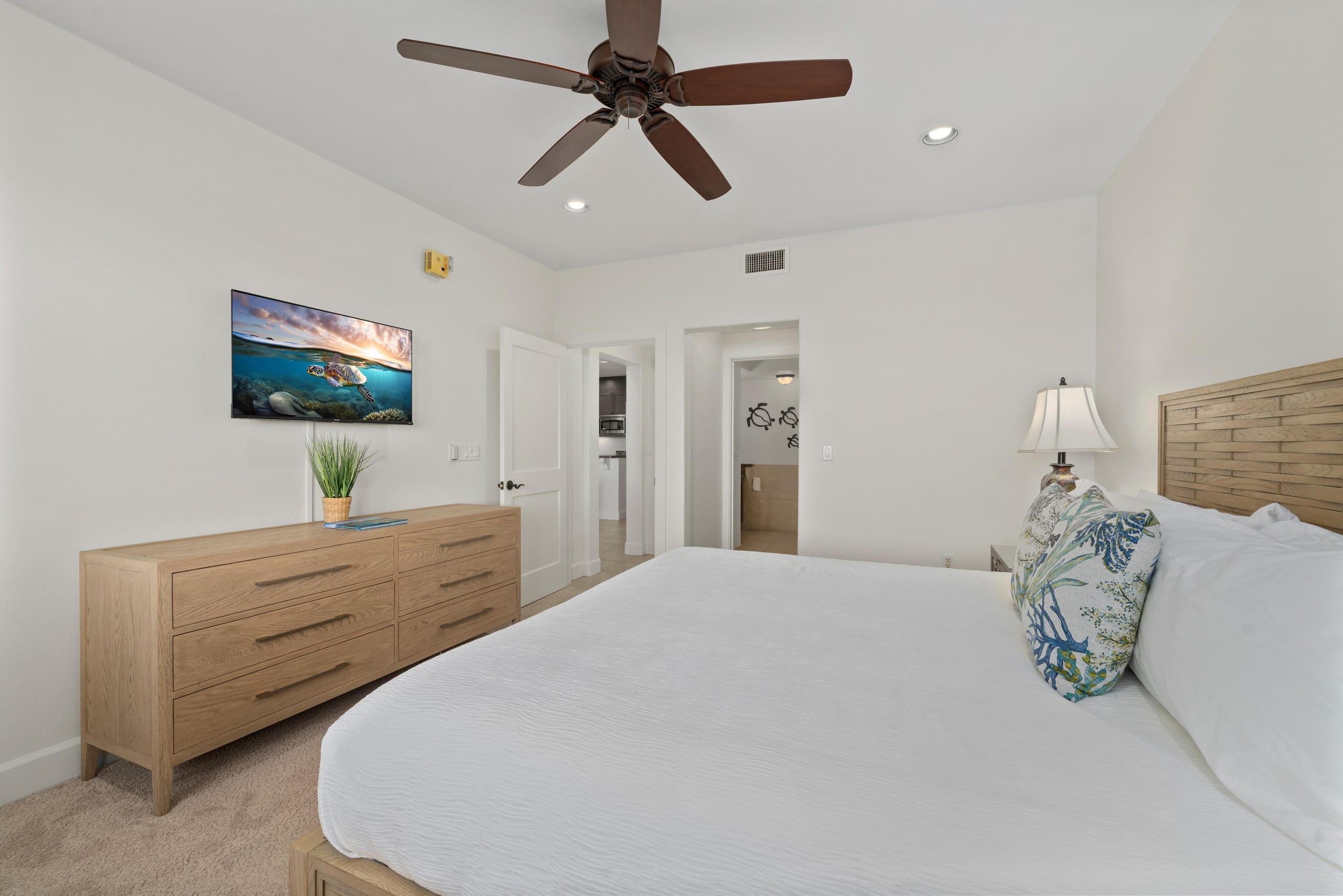 Ocean Front New Furnishings and new paint in - Photo 7