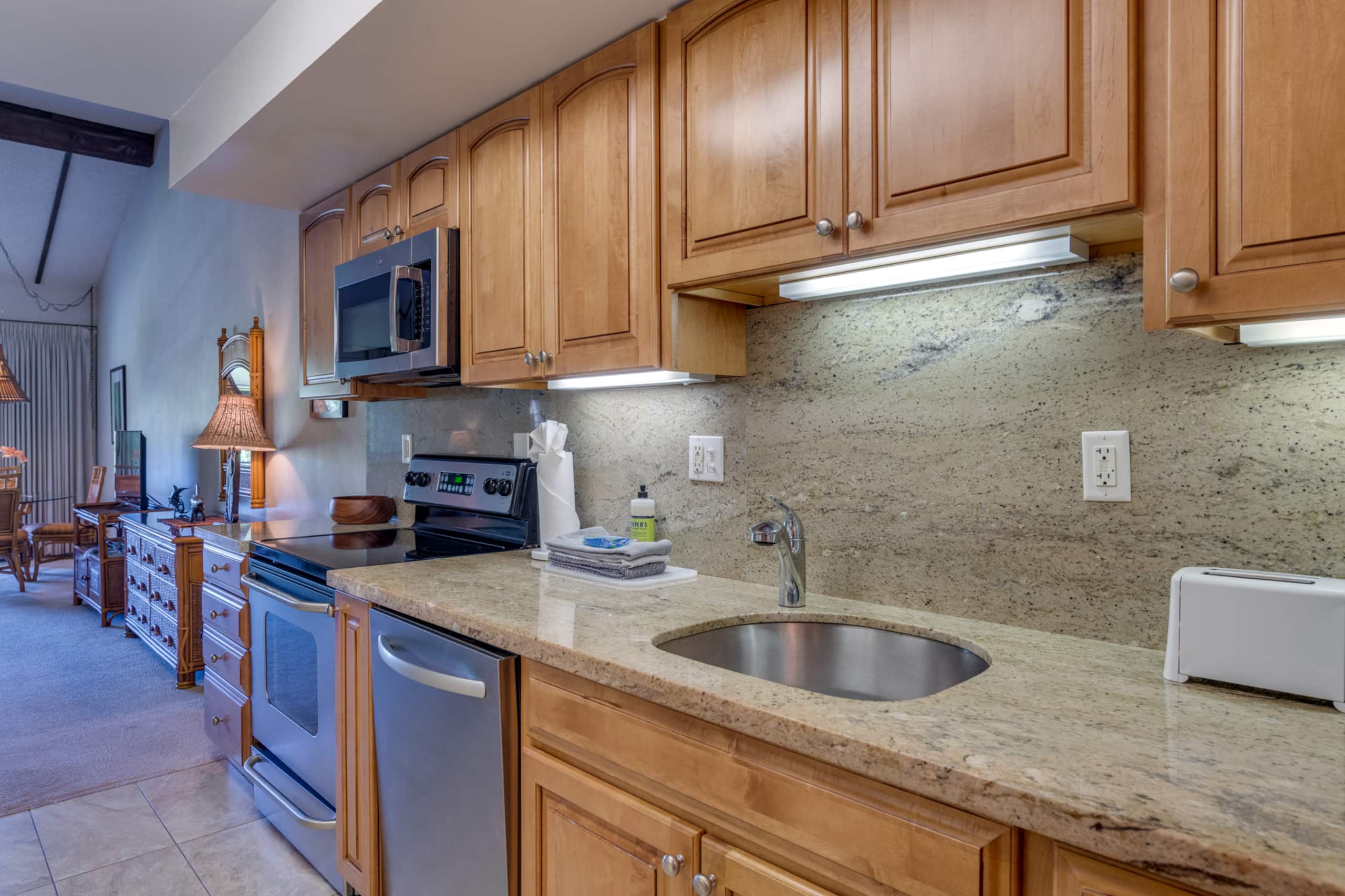 Condo in Lahaina · ★4.91 · Studio · 2 beds · 1 shared bath - Image 4