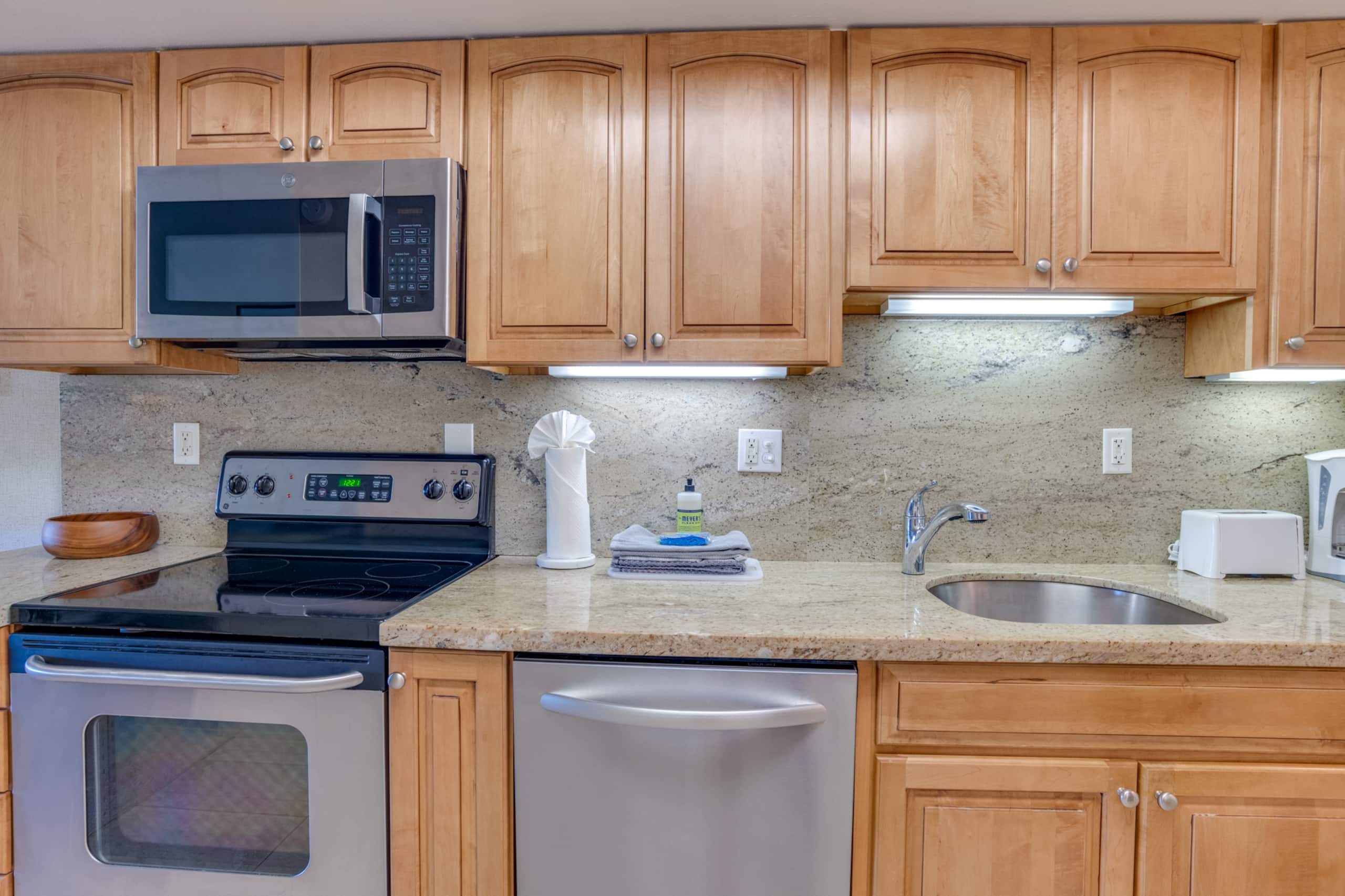 Condo in Lahaina · ★4.91 · Studio · 2 beds · 1 shared bath - Image 9