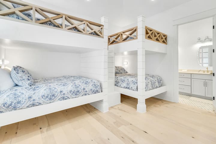 Dhoma e përkryer e fjetjes me drita dhe këlyshë për një përvojë të paharrueshme