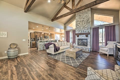 Hot Tub & Ponderosa Views! Luxe Cabin in Lakeside