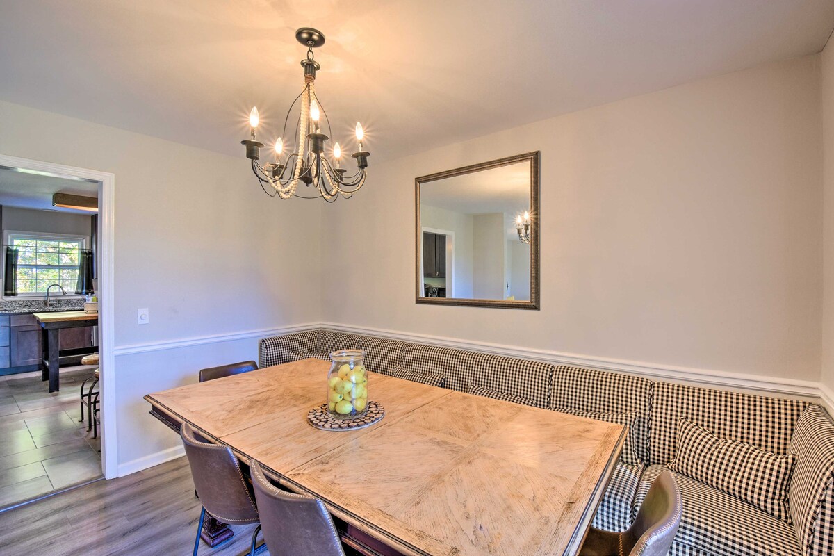 Mod 'Stable House' on 10 Acres, Walk to Lake!