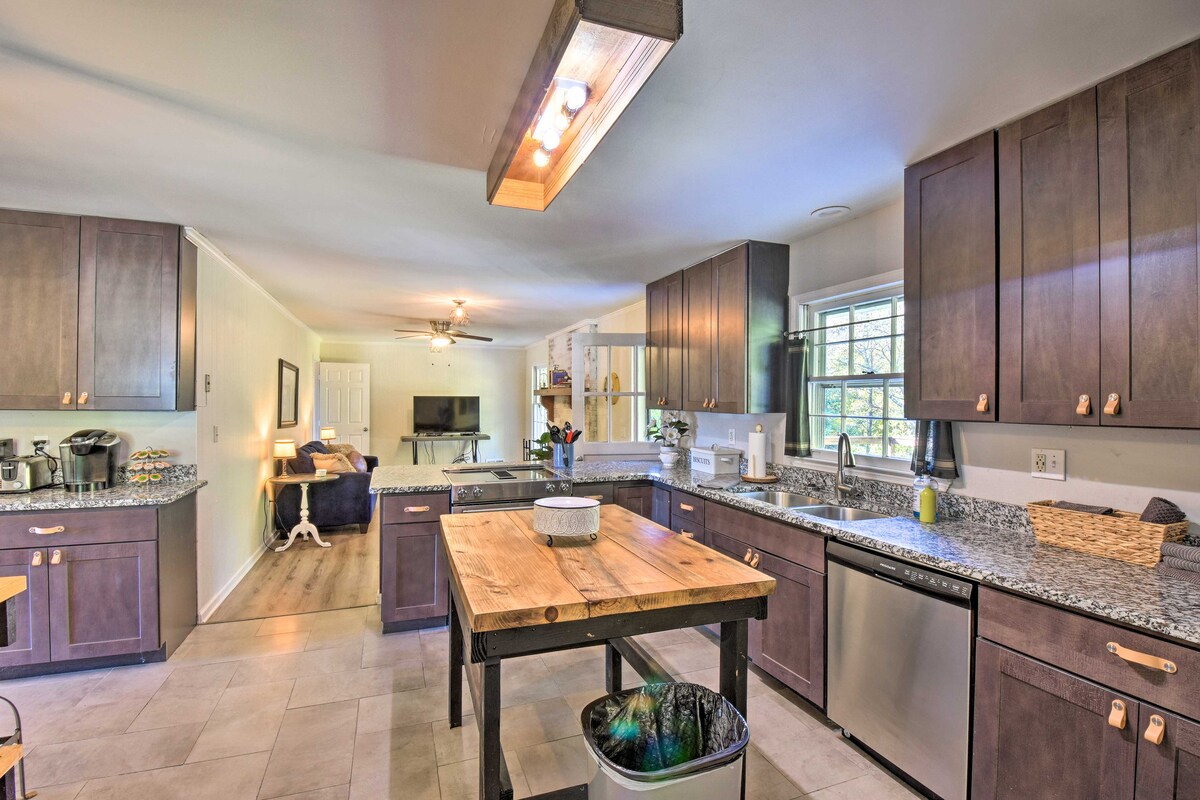 Mod 'Stable House' on 10 Acres, Walk to Lake!