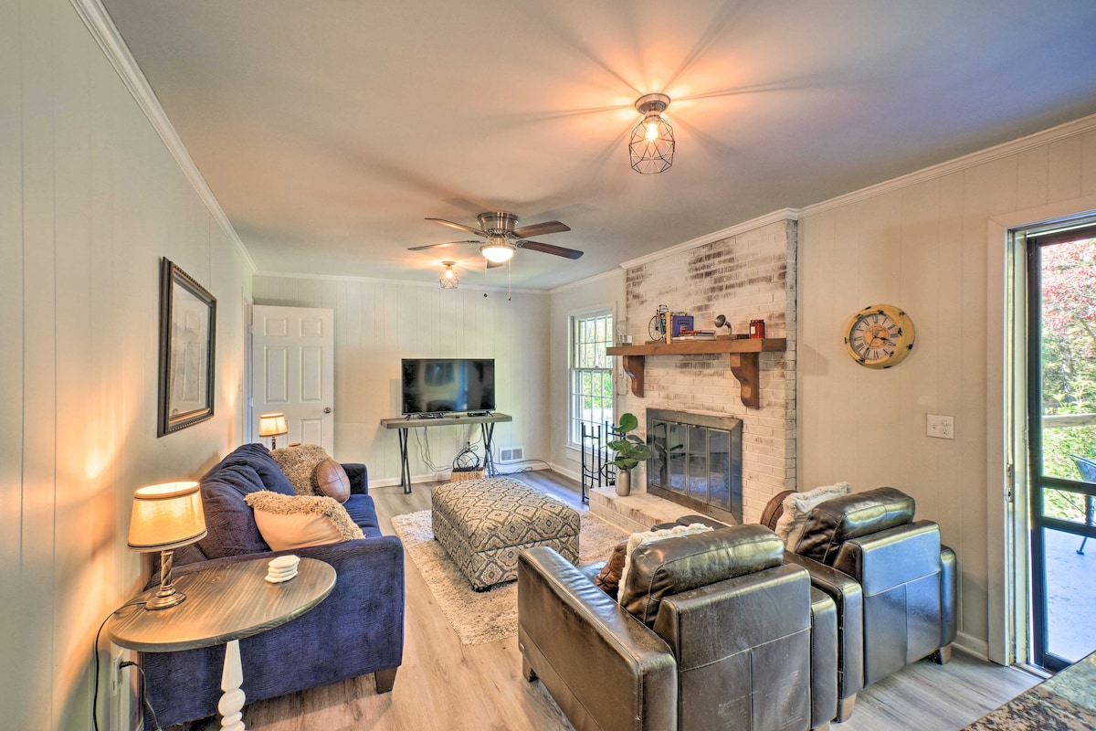 Mod 'Stable House' on 10 Acres, Walk to Lake!