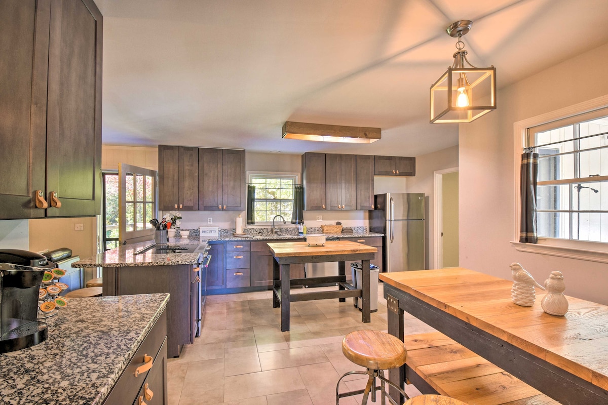 Mod 'Stable House' on 10 Acres, Walk to Lake!