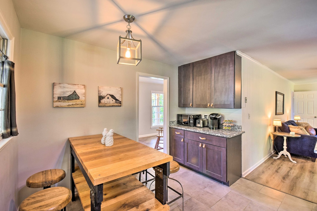 Mod 'Stable House' on 10 Acres, Walk to Lake!