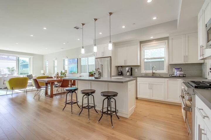 NEW 3 Story House * Ocean 2 Blocks * Water Views gallery image 4