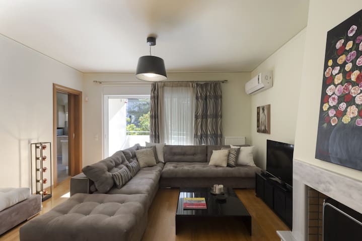 3br Prime Apt a breath away from the Acropolis!