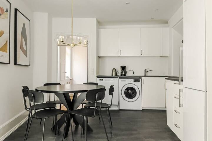 Cozy 2BR apt w/ Ensuite Bathrooms in City Centre gallery image 3