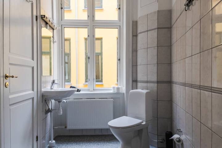 Cozy 2BR apt w/ Ensuite Bathrooms in City Centre gallery image 4