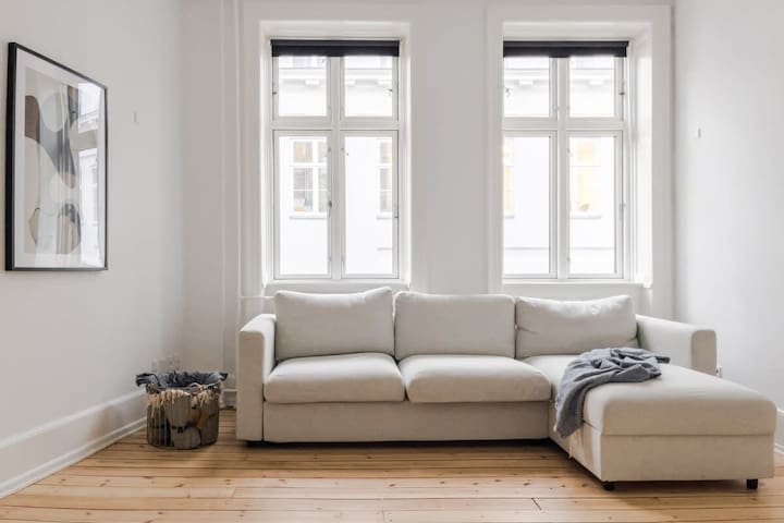 Cozy 2BR apt w/ Ensuite Bathrooms in City Centre