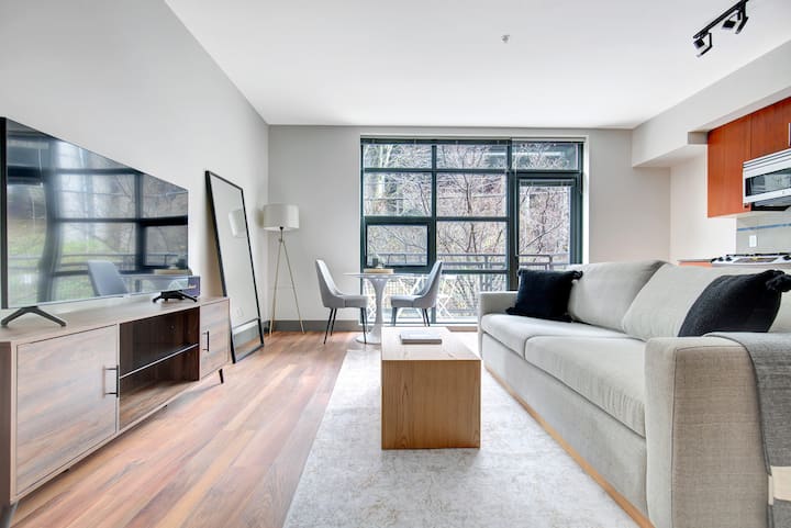 Sunny East Lake Studio W/ Pool & Gym, Walk To Space Needle, By Blueground - Seattle
