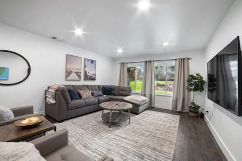 BIG Family Home - King Beds - Pool