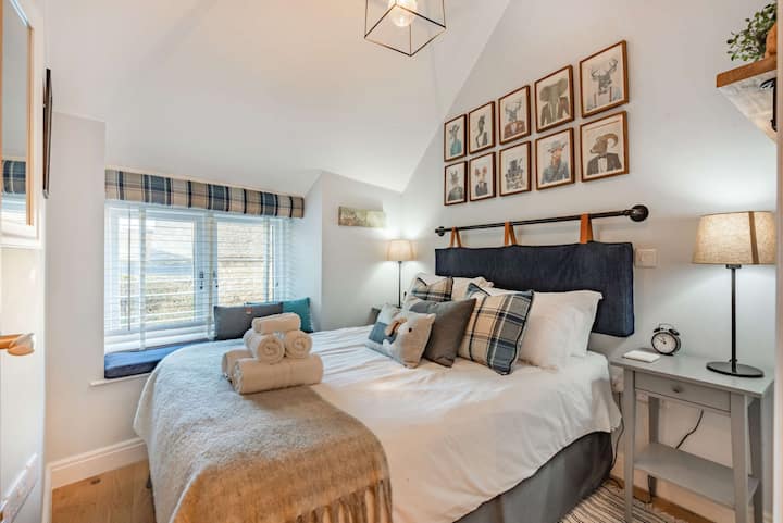 The Chapel Double Bedroom - StayCotswold
