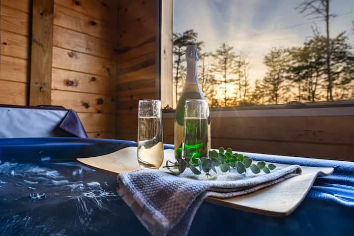 När som helst är en bra tid för ett dopp i bubbelpoolen! Morgon, dag eller natt, är denna bubbelpool redo för din njutning. Det är inneslutet i sitt eget område på stugans nedre nivå. Du kommer att ha ett privat område bort från allt i denna fantastiska bubbelpool!