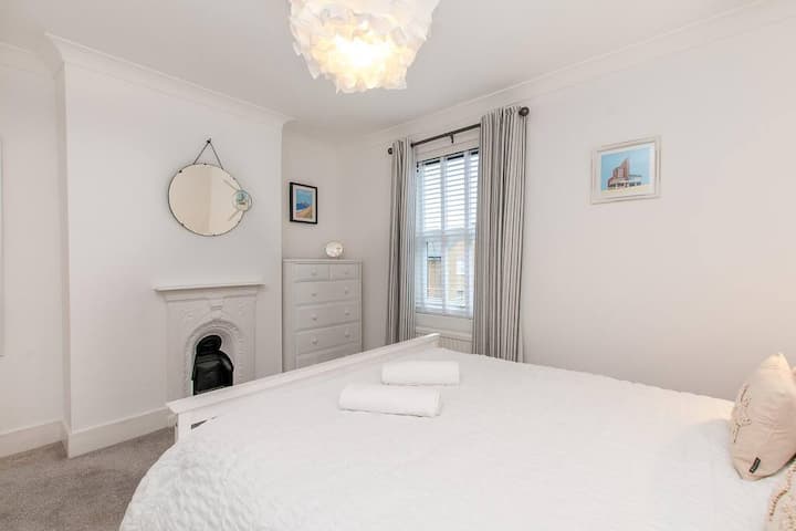 חדר שינה ראשי - מיטת קינג סייז