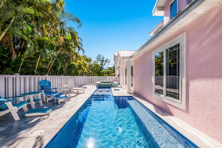 Little Pink Houses: Pool And Spa, 2 Blocks To - Holmes Beach, FL