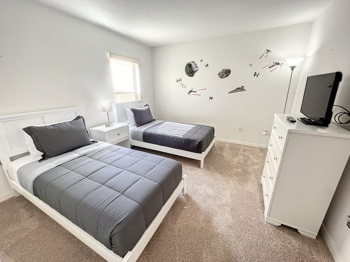 Silid - tulugan #4 Buo at Kambal na Higaan