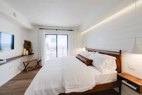 Luxury Condo "The Beach Is Your Backyard"