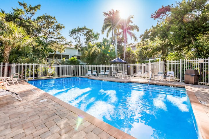 Beach Home With Pool Access And Private Patio With Bbq Grill! - Little Dream - Anna Maria Island, FL