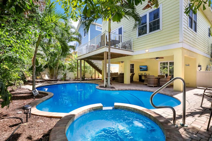 Beautiful Home With Fenced Backyard!- Sand Castle - Holmes Beach, FL