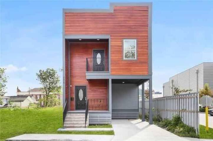 Opulent Superdome Home 10 Beds, Parking, Yard, TVs gallery image 3