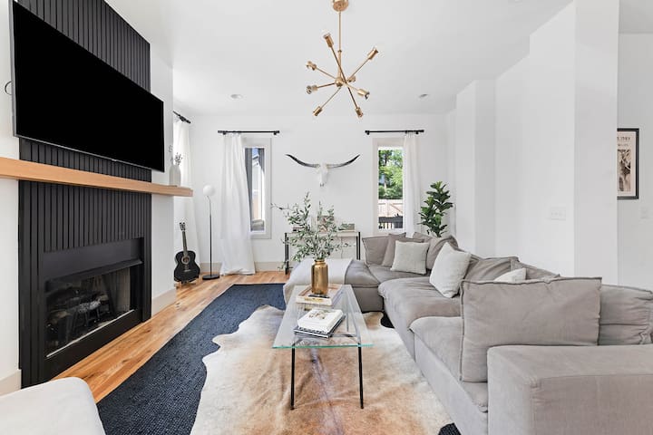 The White House – Hot Tub + 1.2 miles to Broadway.