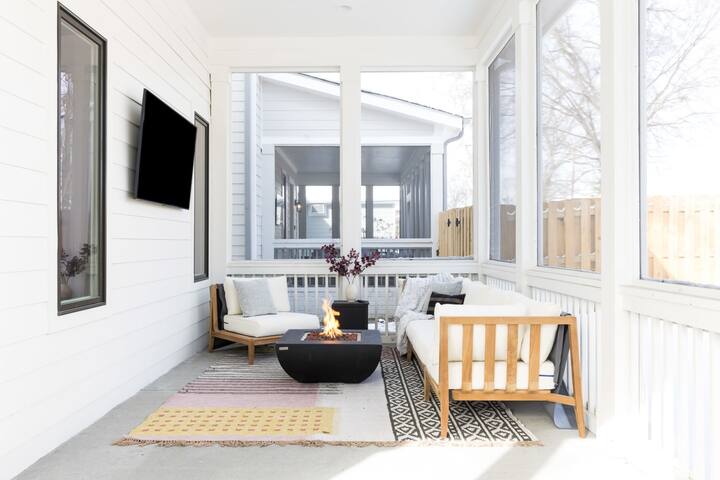 The White House – Hot Tub + 1.2 miles to Broadway. gallery image 2