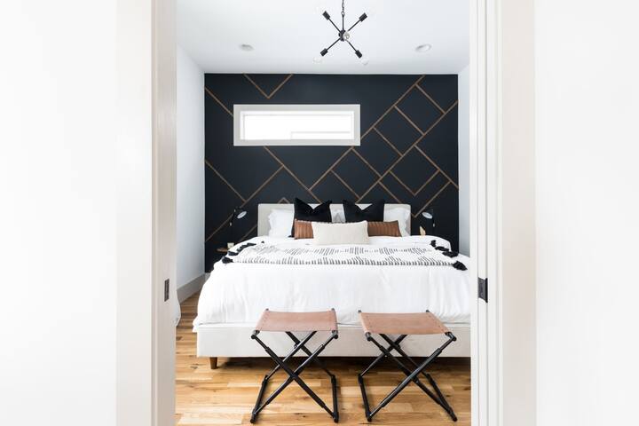 The White House – Hot Tub + 1.2 miles to Broadway. gallery image 5