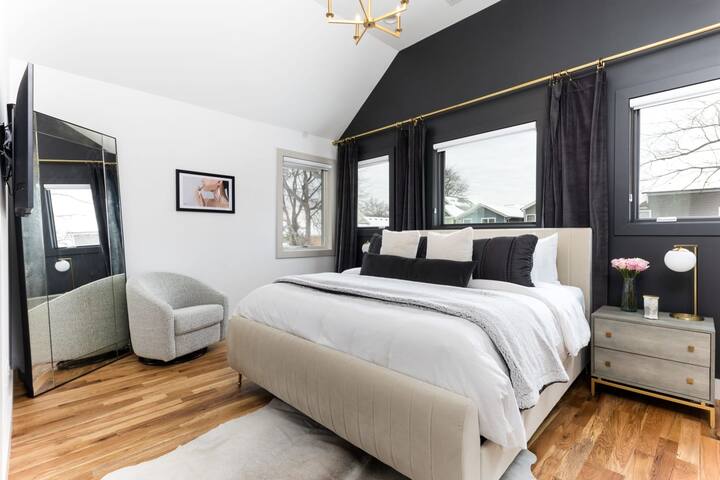 The White House – Hot Tub + 1.2 miles to Broadway. gallery image 4