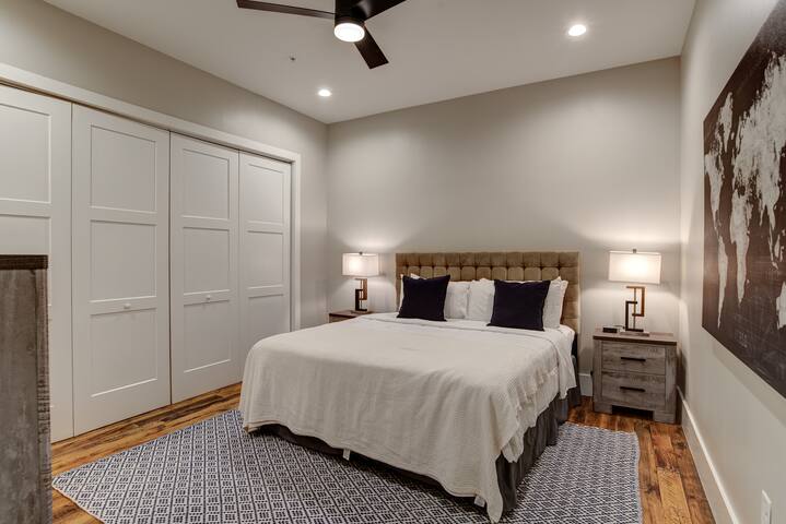 Large 3 bedroom 3.5 Bath Downtown Condo gallery image 4