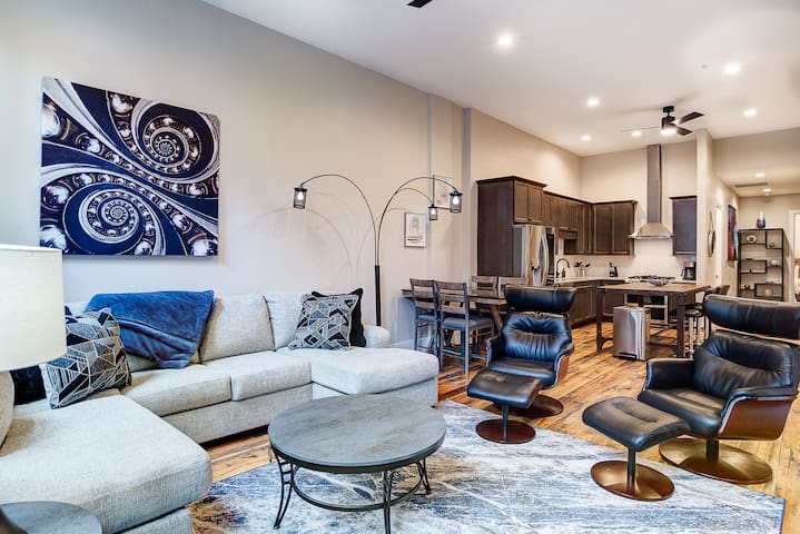 Large 3 bedroom 3.5 Bath Downtown Condo gallery image 2