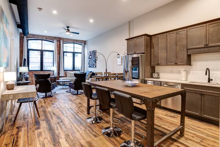 Large 3 bedroom 3.5 Bath Downtown Condo gallery image 3