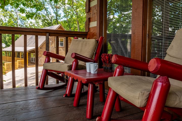 Dog-friendly Studio Cabin W Hot Tub - Wears Valley, TN