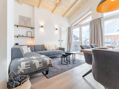 Spacious penthouse overlooking the glacier