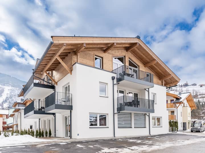 Spacious penthouse overlooking the glacier