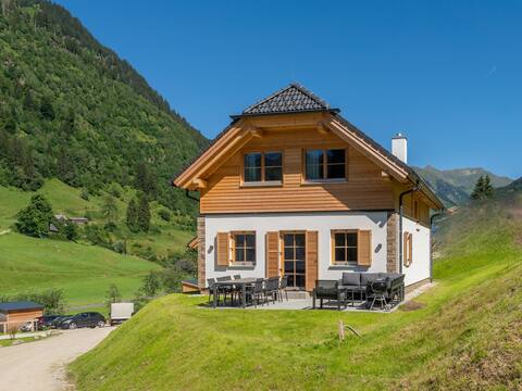 Luxury lodge with Finnish sauna and hot tub