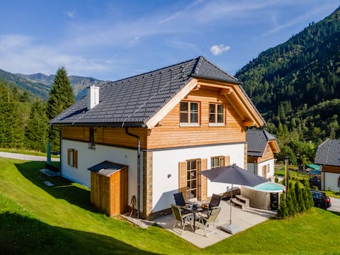 Luxury lodge with Finnish sauna and hot tub