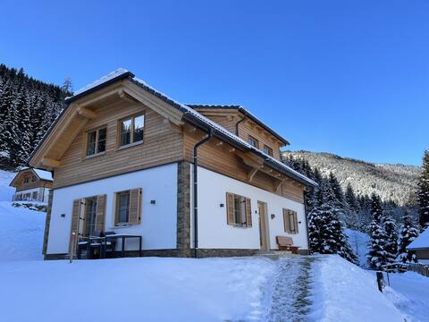 Luxury lodge with Finnish sauna and hot tub