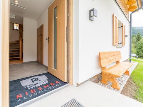 Luxury lodge with Finnish sauna and hot tub
