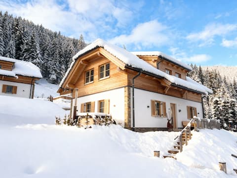 Luxury lodge with Finnish sauna and hot tub