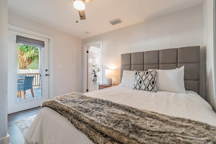 Downstairs, Master bedroom with queen bed, ensuite & direct access to back porch