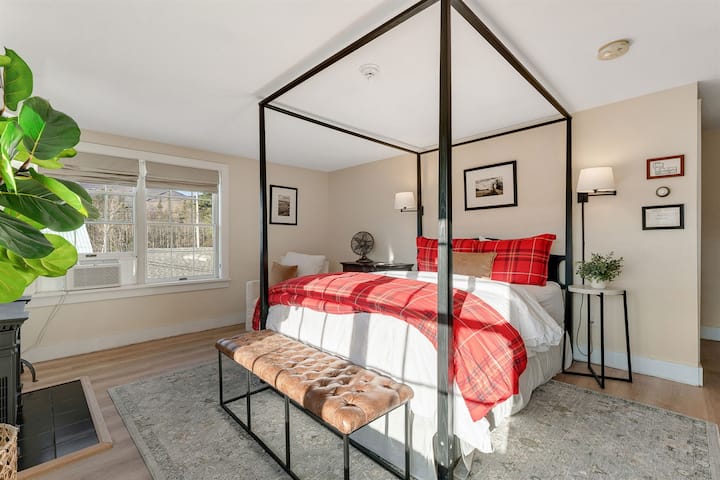 Романтично двойно легло с 4 колони (апартамент Adah)