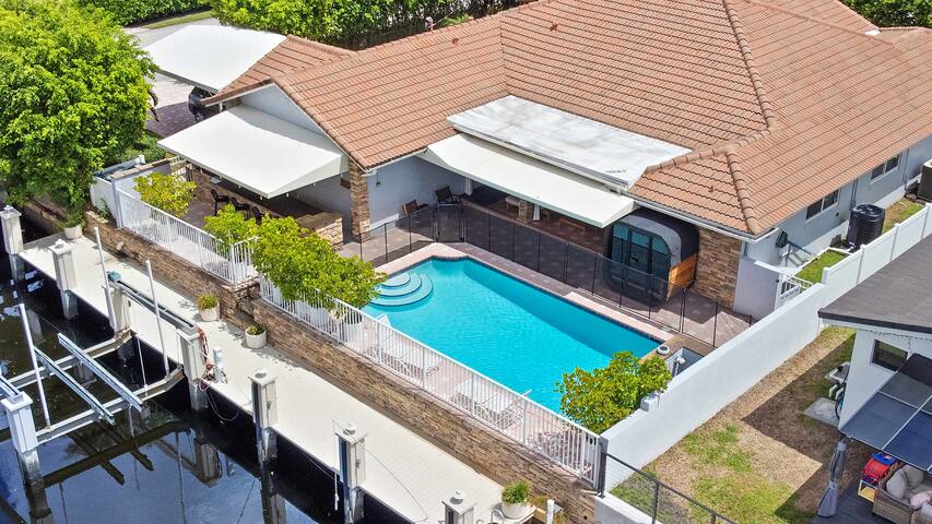 Luxury Waterfront | Pool, Sauna, Playground & more gallery image 2