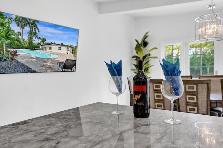 New ! Pool house 3-bedroom home Victoria Park