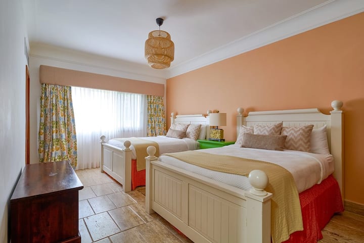 ห้องนอนกว้างขวางนี้เหมาะสำหรับครอบครัวหรือเพื่อนมีเตียงควีนไซส์ที่สะดวกสบาย 2 เตียงมีพื้นที่เพียงพอสำหรับการพักผ่อน เพลิดเพลินกับความสะดวกสบายของห้องน้ำส่วนตัวที่เต็มไปด้วยแสงธรรมชาติส่องเข้ามาจากหน้าต่าง